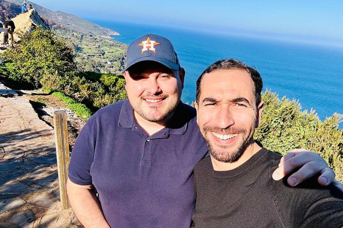dos homes drets un al costat de l'altre en una muntanya