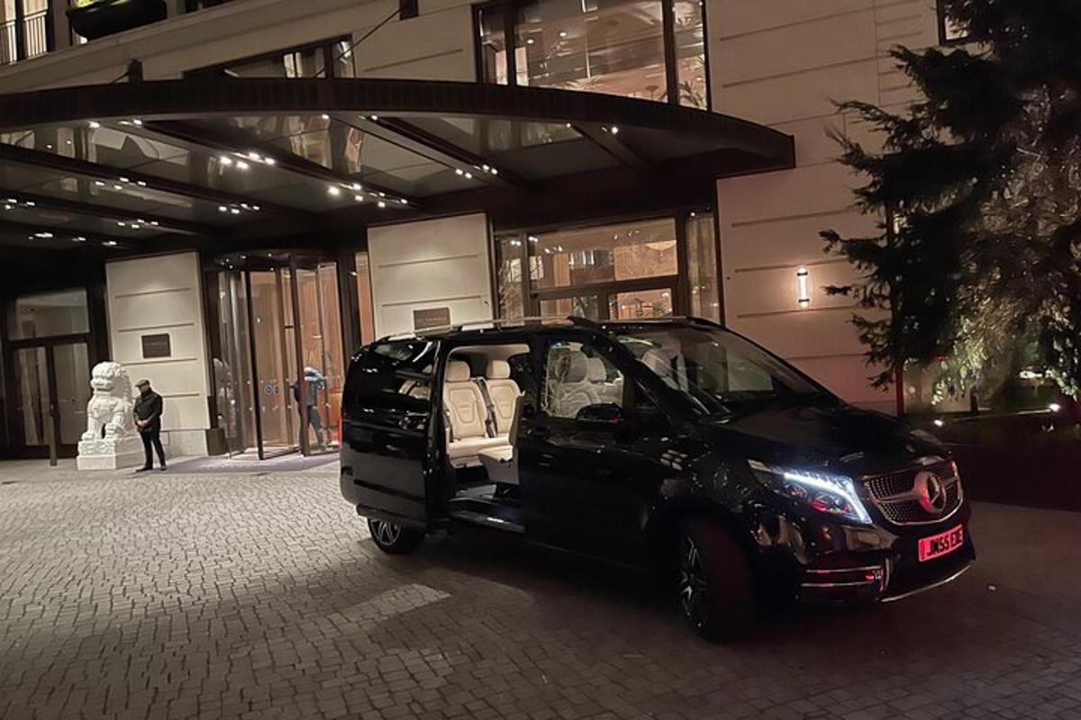 una piccola auto parcheggiata davanti a un edificio