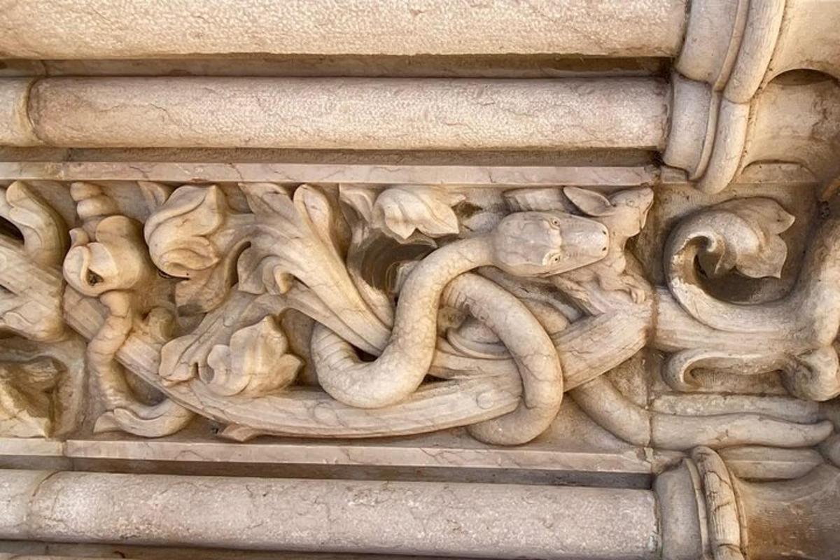 un'incisione di un serpente sul lato di un edificio