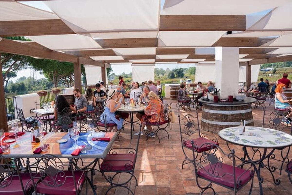 un gruppo di persone sedute ai tavoli in un patio
