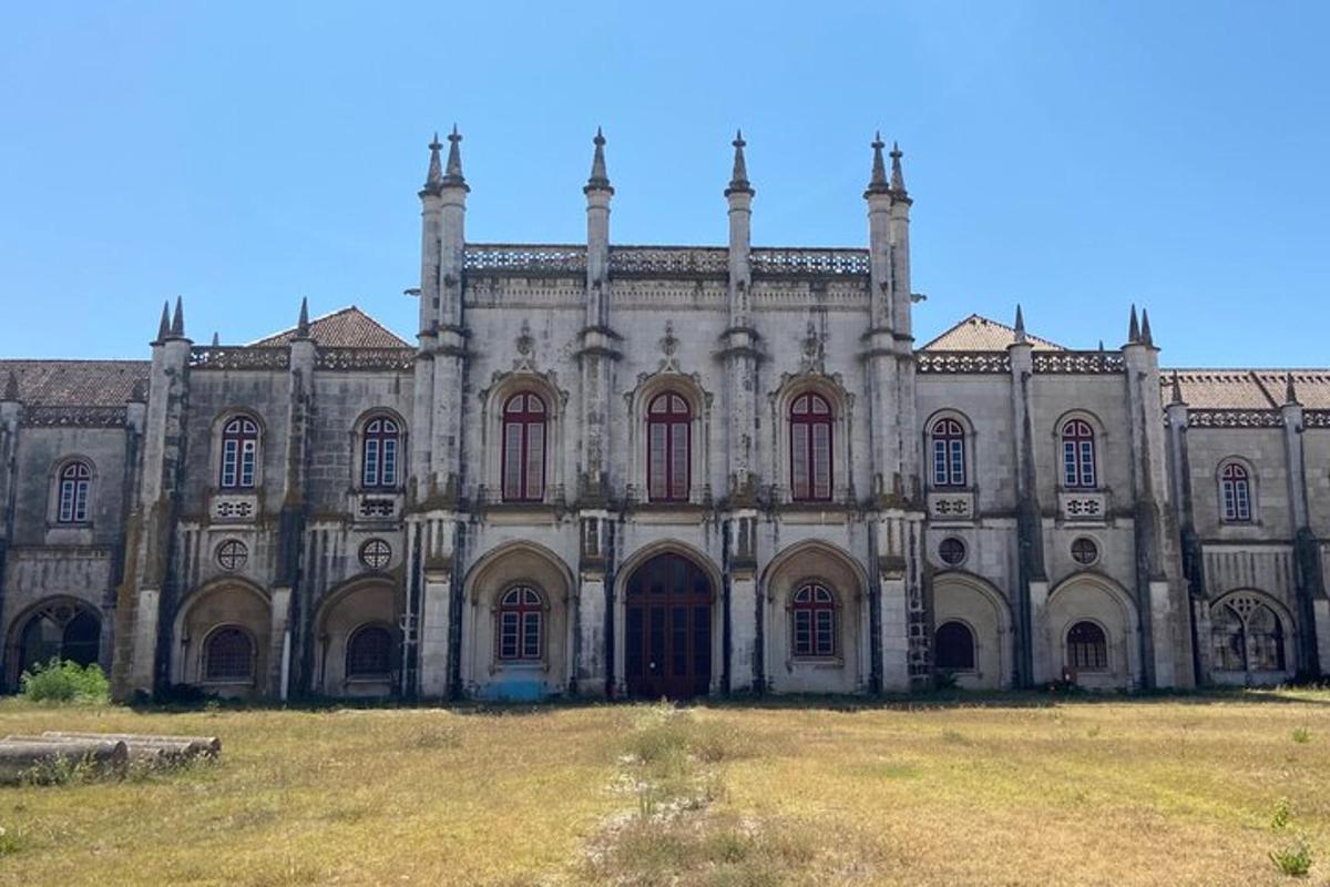 sebuah istana lama dengan padang rumput di hadapannya
