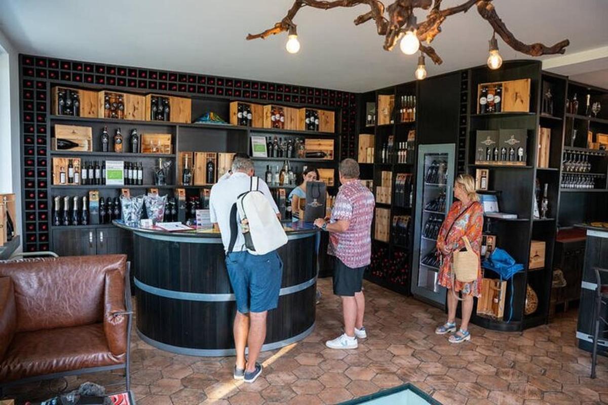 un gruppo di persone in piedi al bar