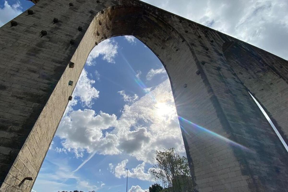 un arco in un edificio con il cielo sullo sfondo
