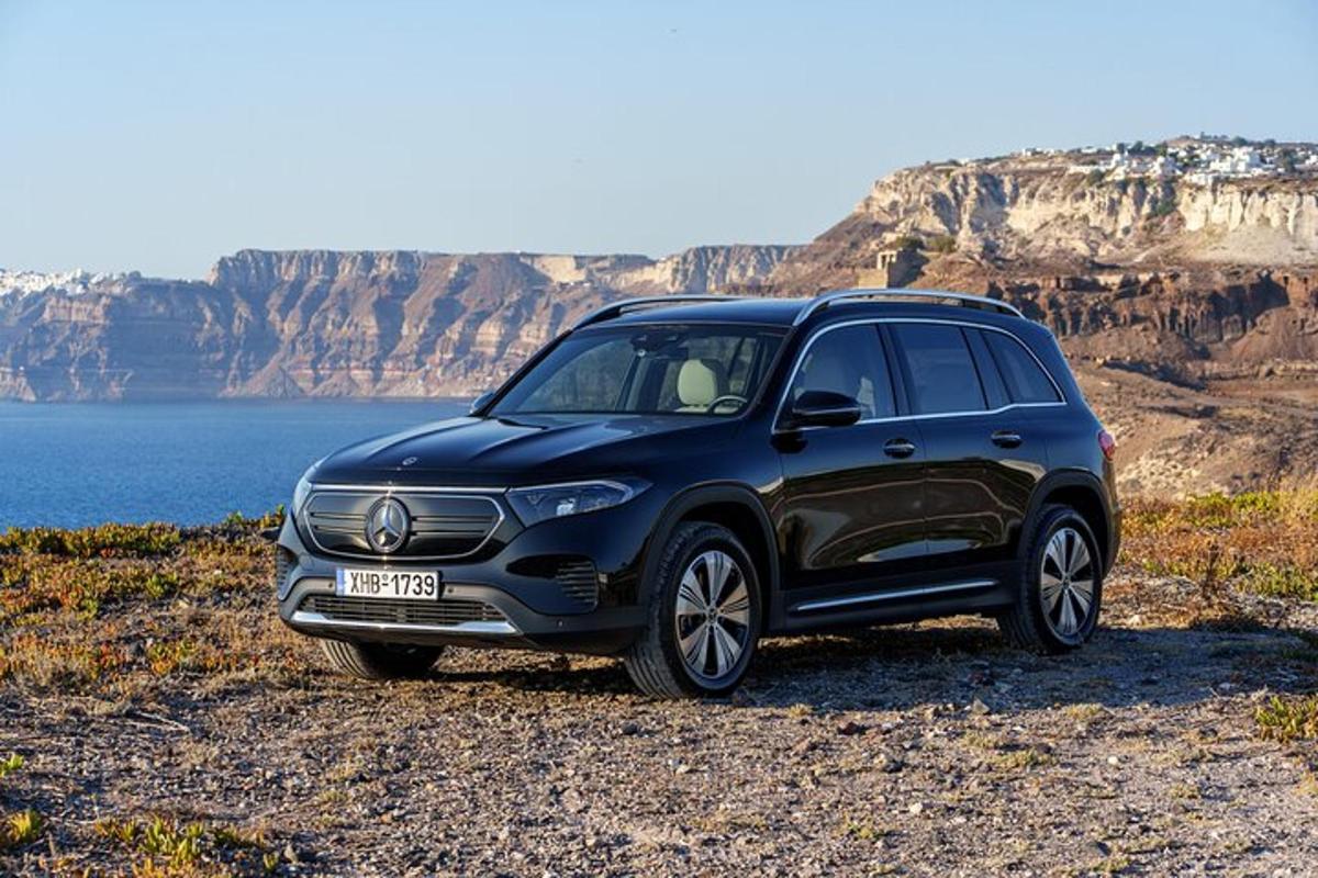 một chiếc xe Mercedes Benz SUV màu xanh đậu bên vách đá