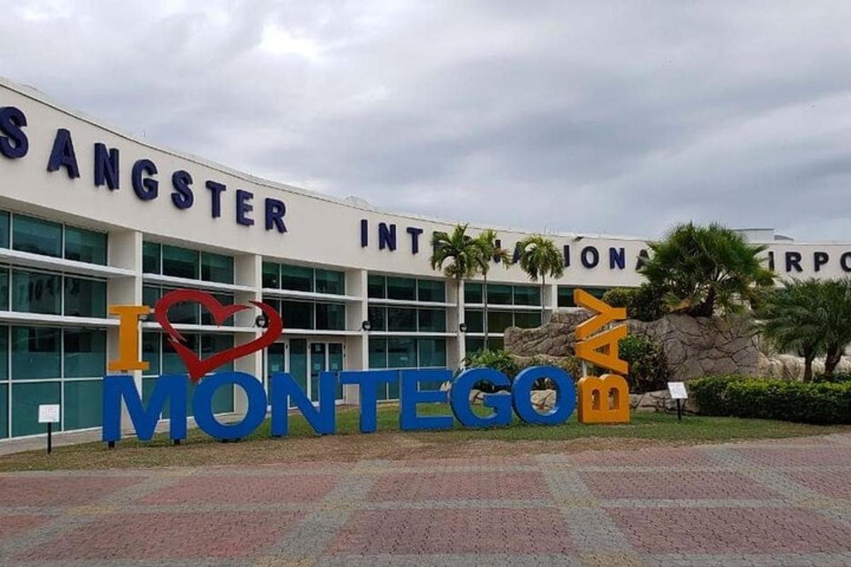 um grande edifício com uma placa na frente