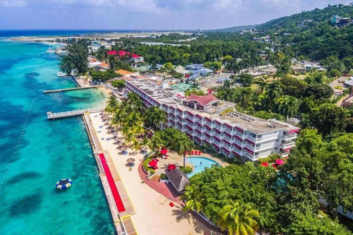 eine Luftaufnahme eines Resorts am Strand