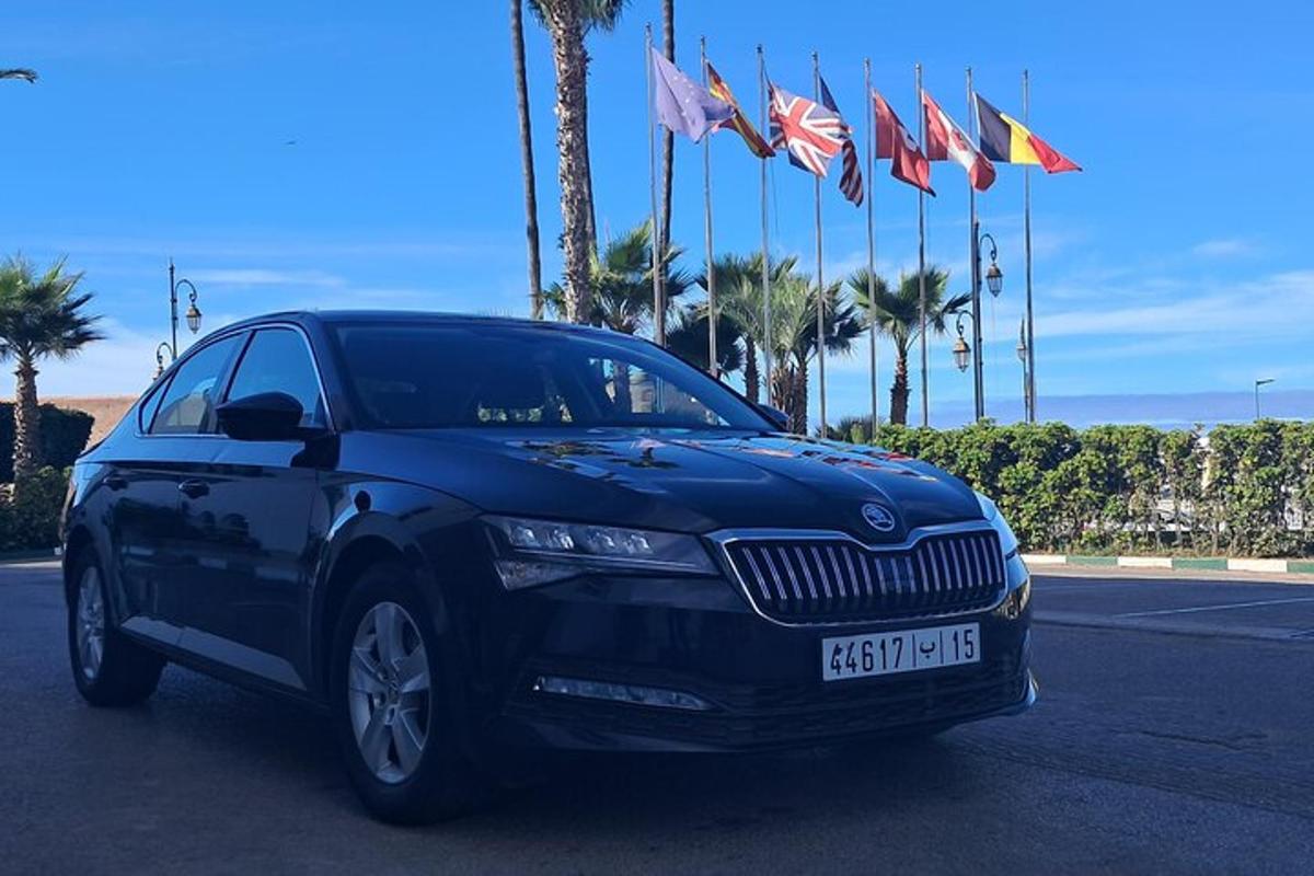 sebuah kereta hitam diletakkan di tempat letak kereta dengan bendera