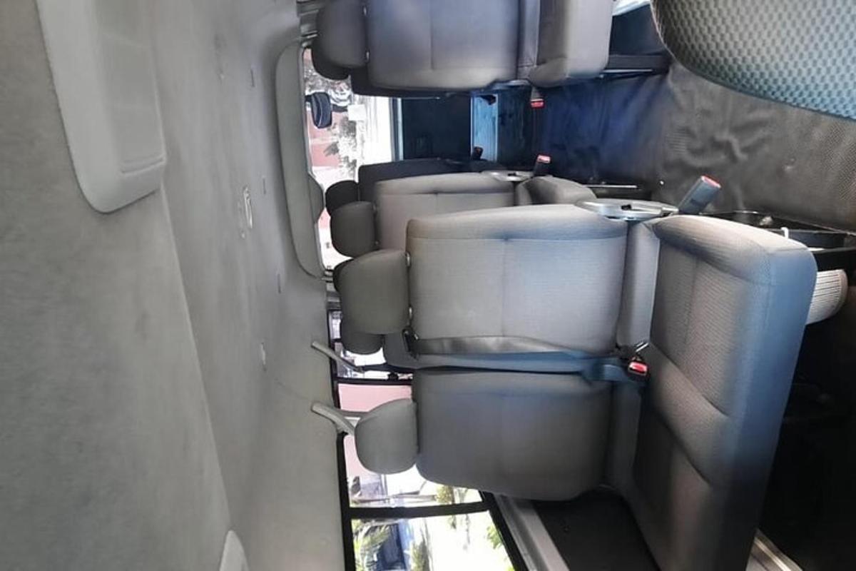 un rând de scaune în spatele unui vehicul