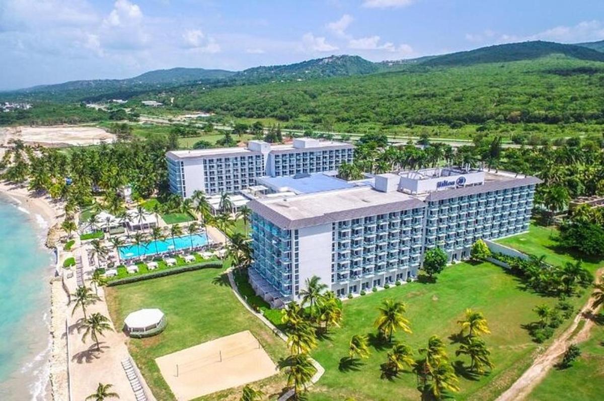 uma vista aérea de um resort na praia