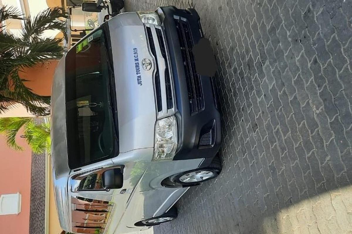 ένα αυτοκίνητο παρκαρισμένο στο δρόμο με ανοιχτό το καπό του