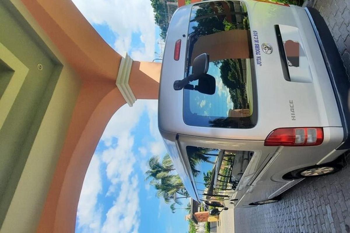 um reflexo de um carro estacionado ao lado de um prédio