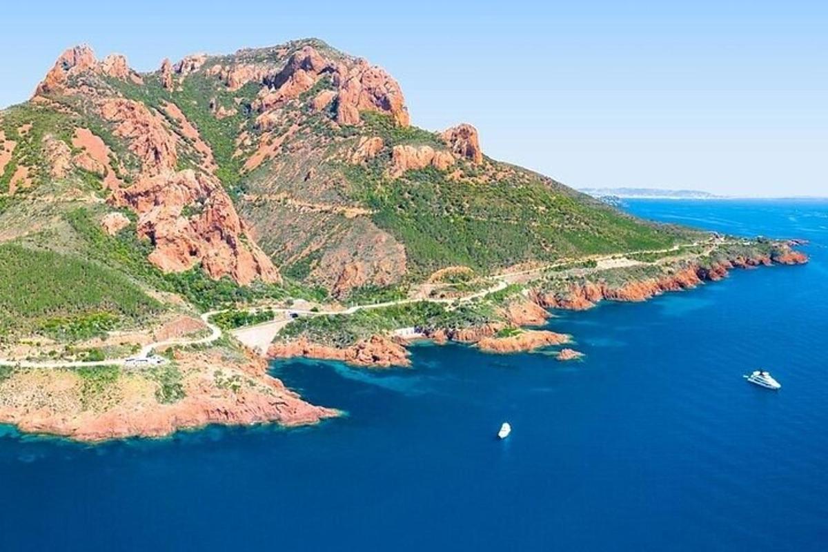 uma ilha com barcos em um grande corpo de água