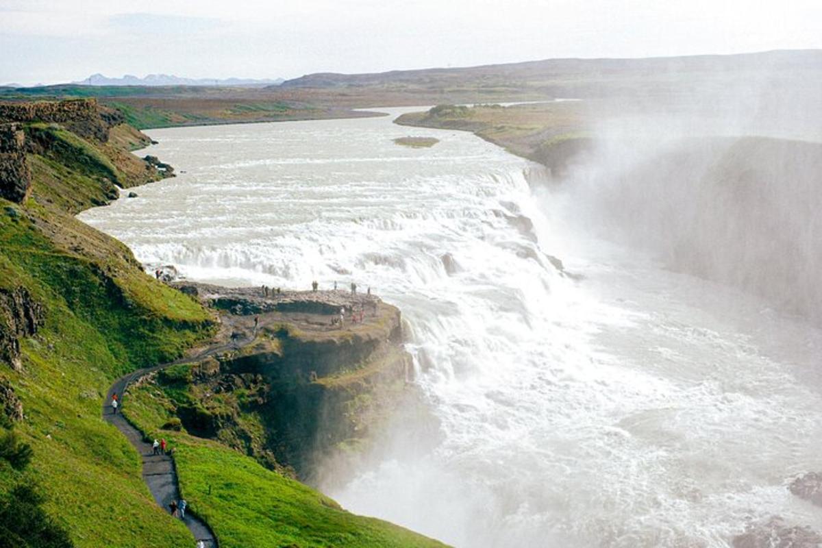 pohľad na Niagarské vodopády z útesu