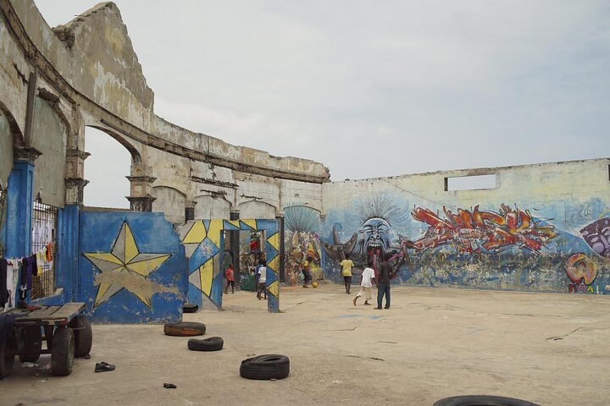 um grupo de pessoas em pé em frente a um muro com grafite