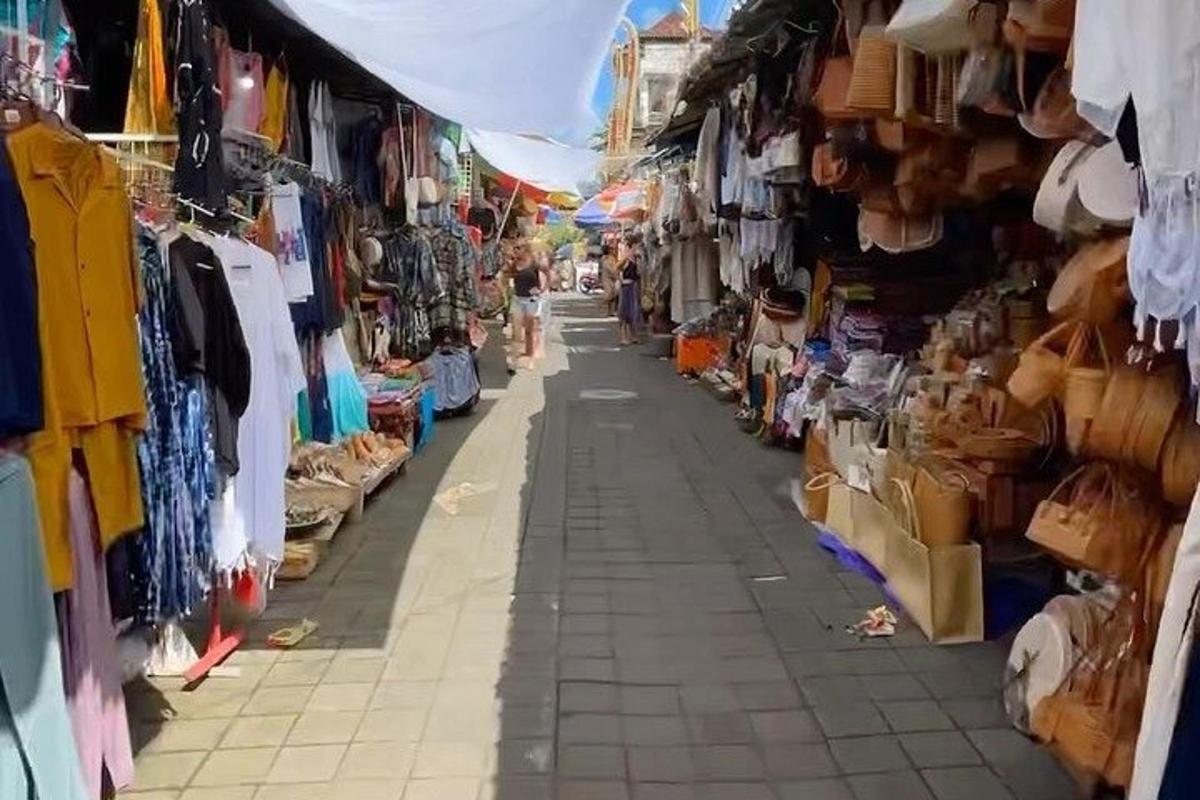 ulička na trhu se spoustou oblečení