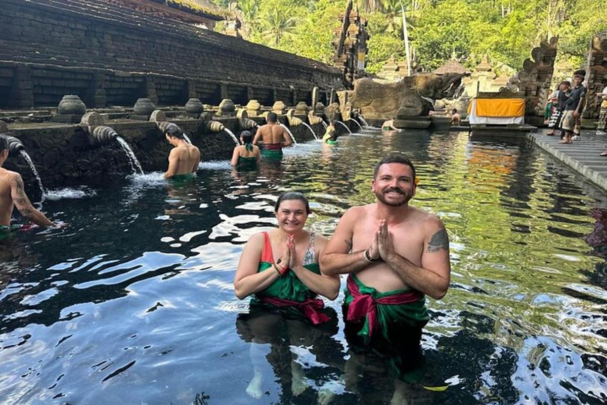 isang lalaki at isang babae na nakatayo sa isang pool ng tubig