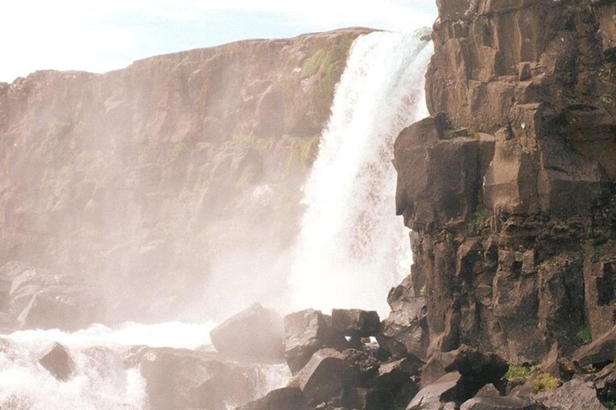uma cachoeira na encosta de um penhasco