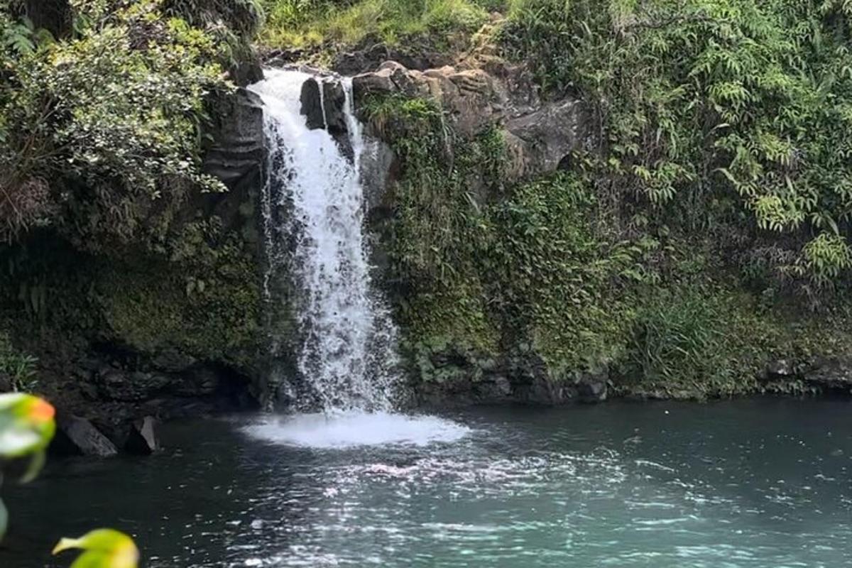 uma cachoeira no meio de um corpo d'água