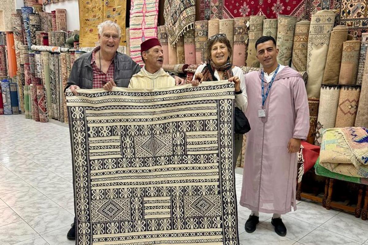 un gruppo di persone in piedi attorno a un grande tappeto