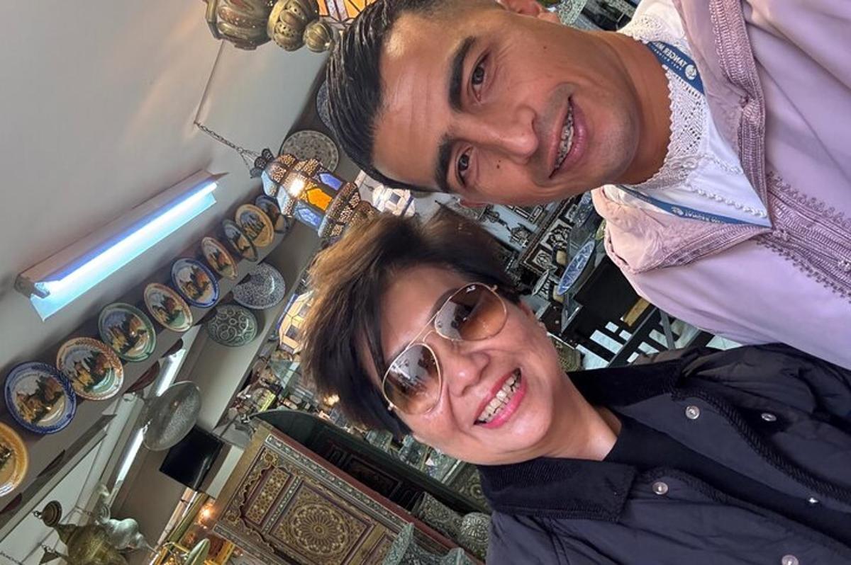 un uomo e una donna posano per una foto