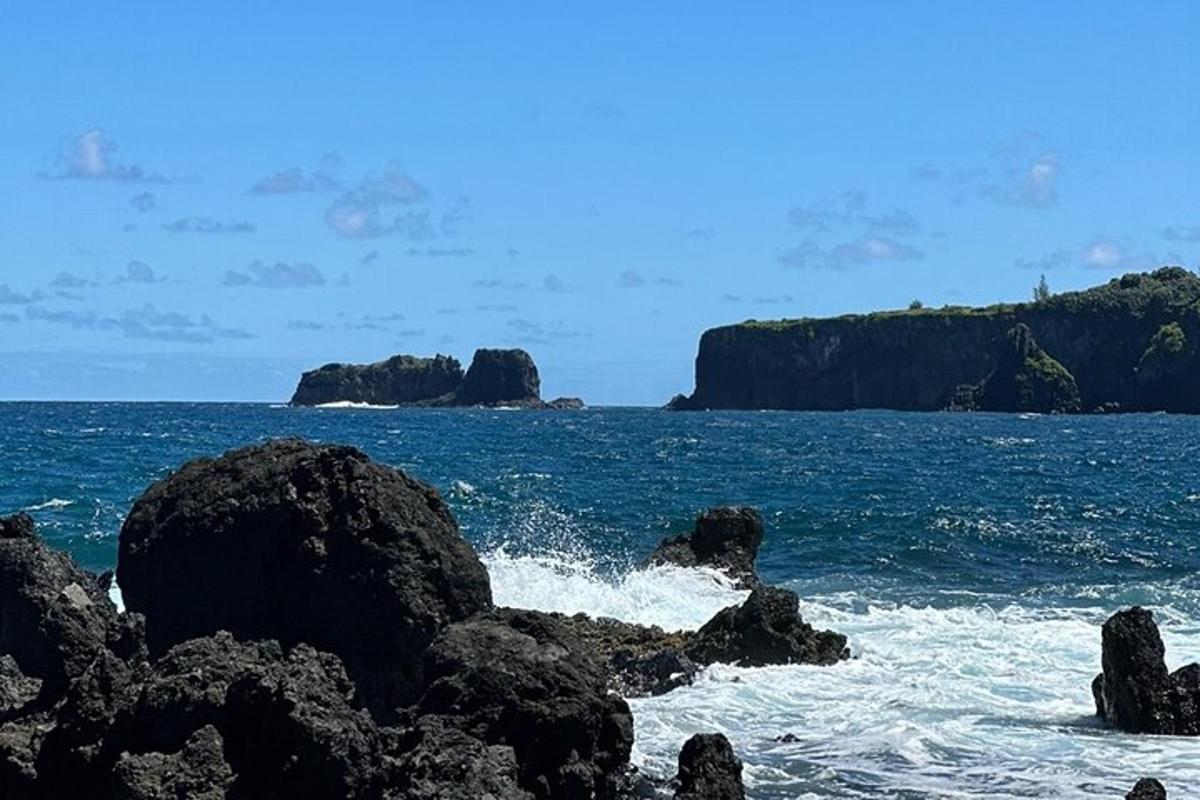 uma vista do oceano com pedras na água