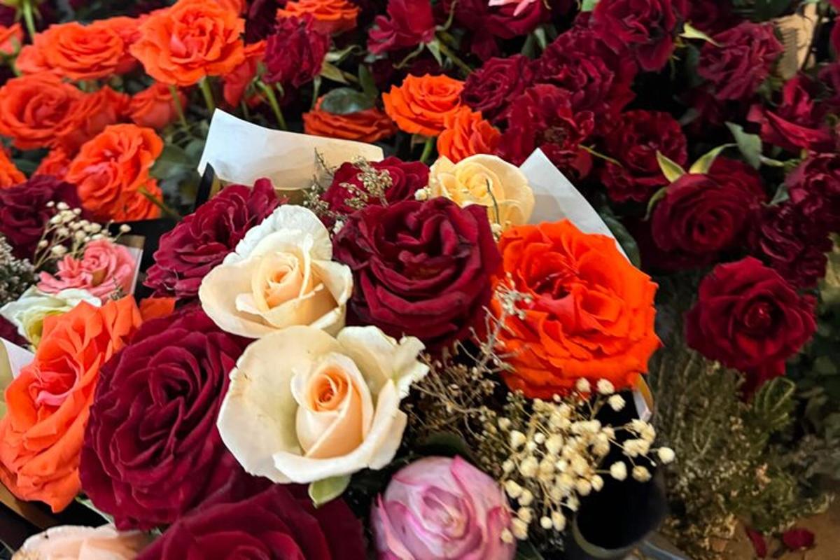 un mazzo di fiori colorati appoggiato su un tavolo