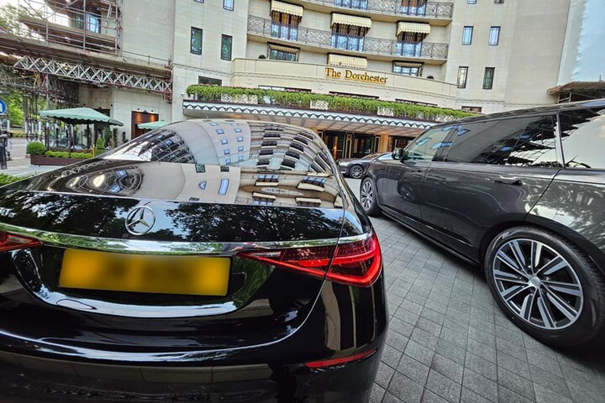 un'auto nera parcheggiata davanti a un edificio