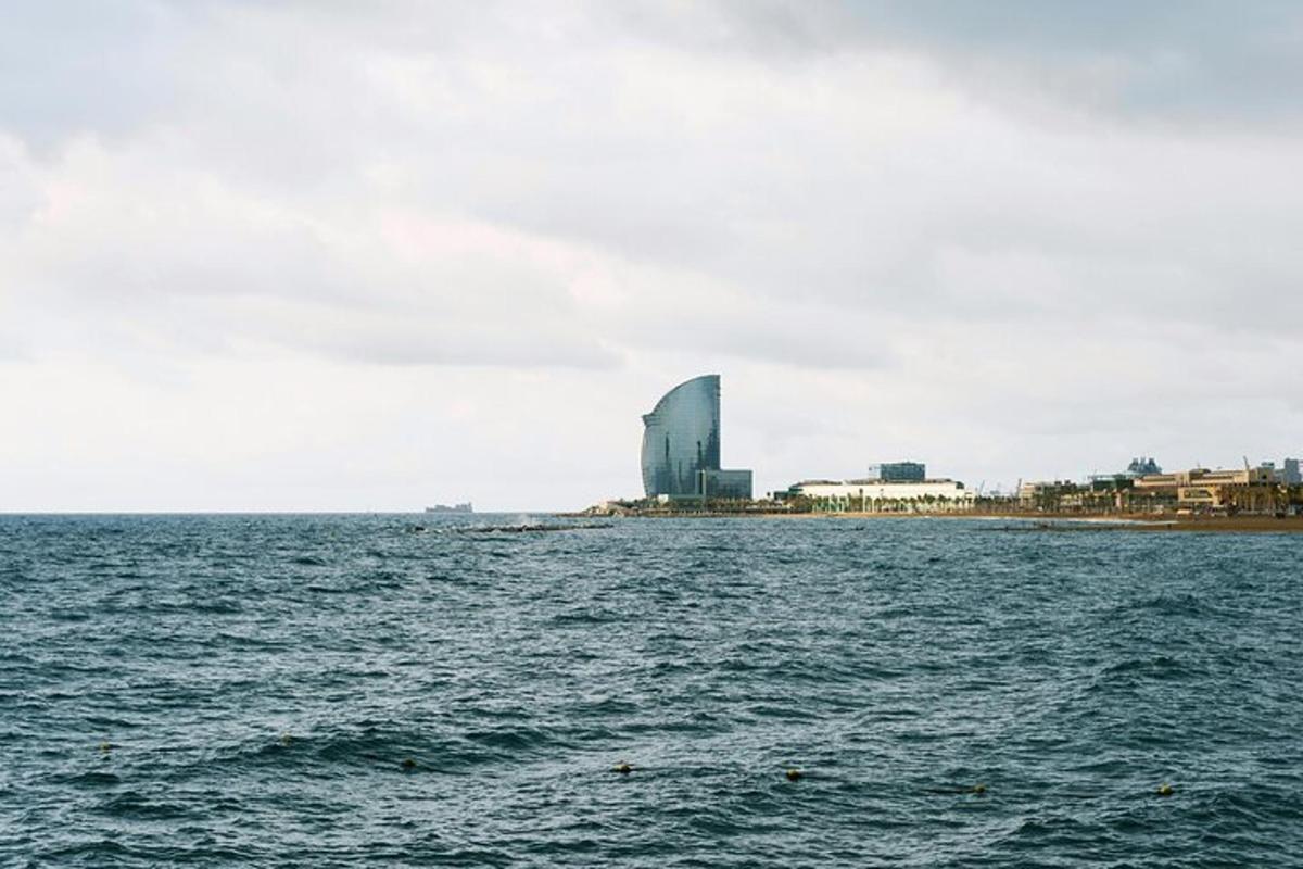 stórt vatn með byggingu í bakgrunni