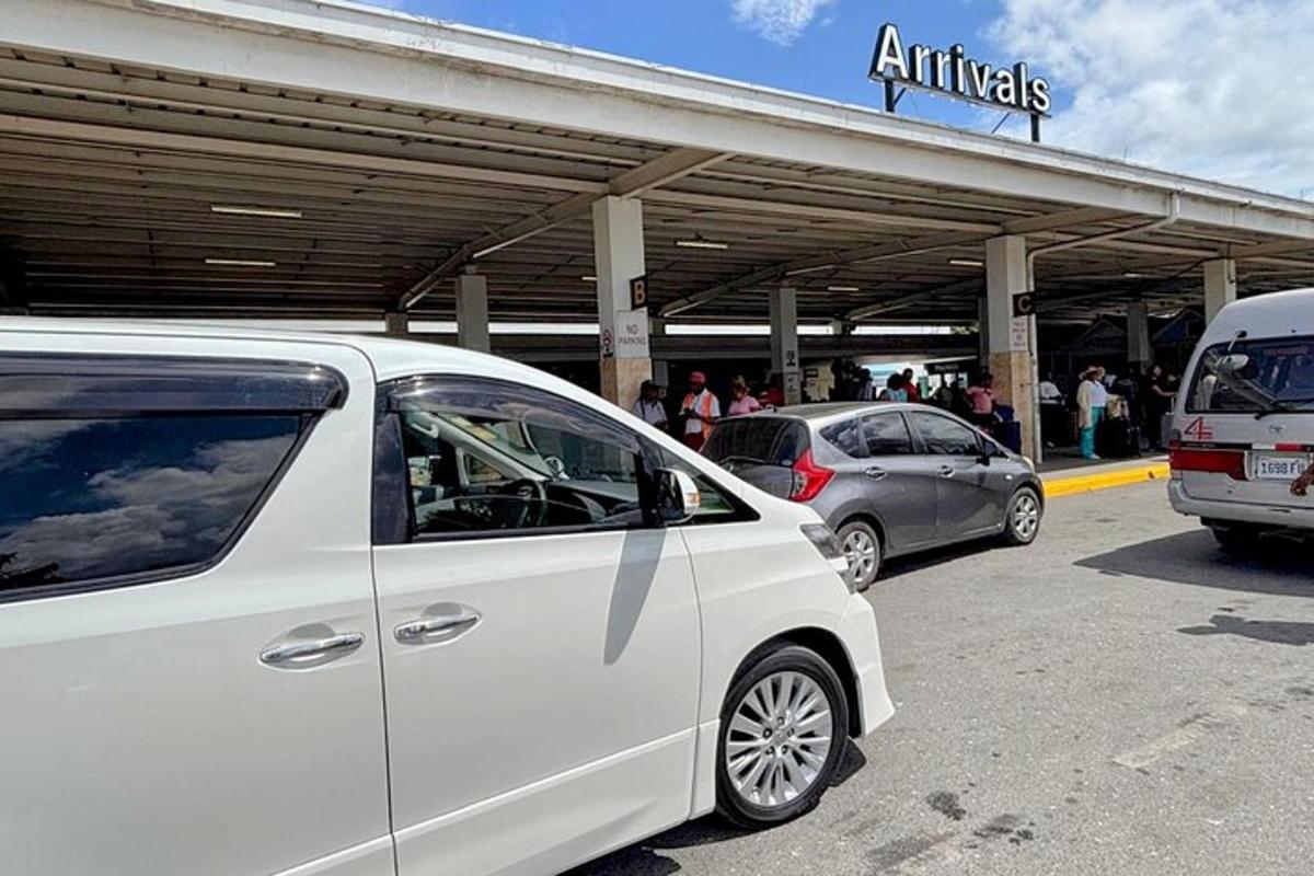 un'auto bianca parcheggiata davanti a una concessionaria
