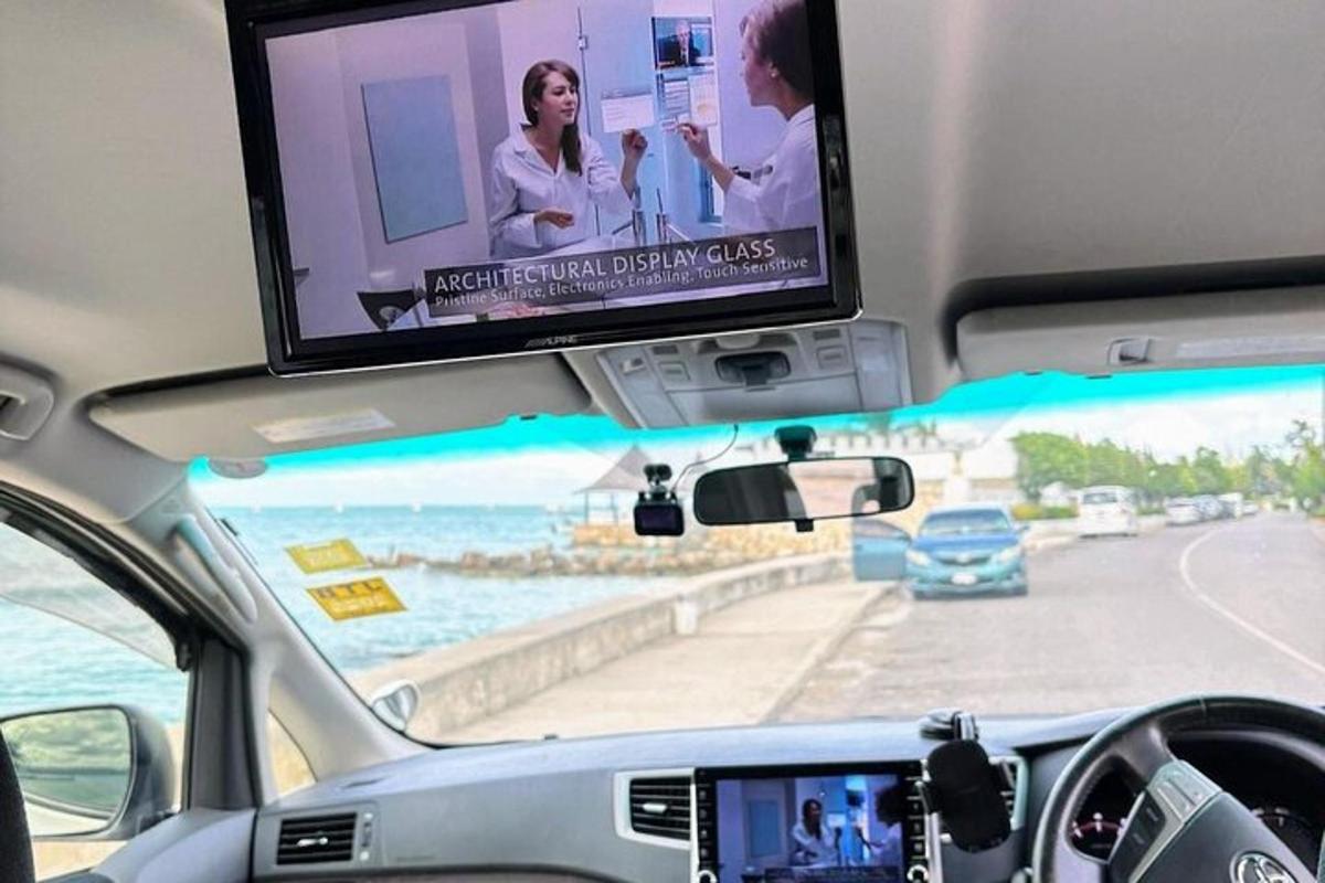 pohled na auto s televizí na palubní desce