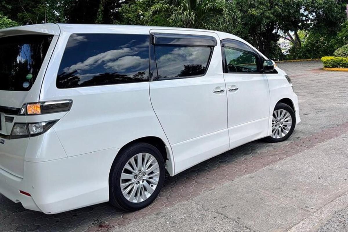 un furgone bianco parcheggiato in un parcheggio