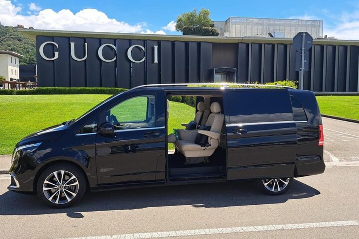 uma van azul estacionada em um estacionamento