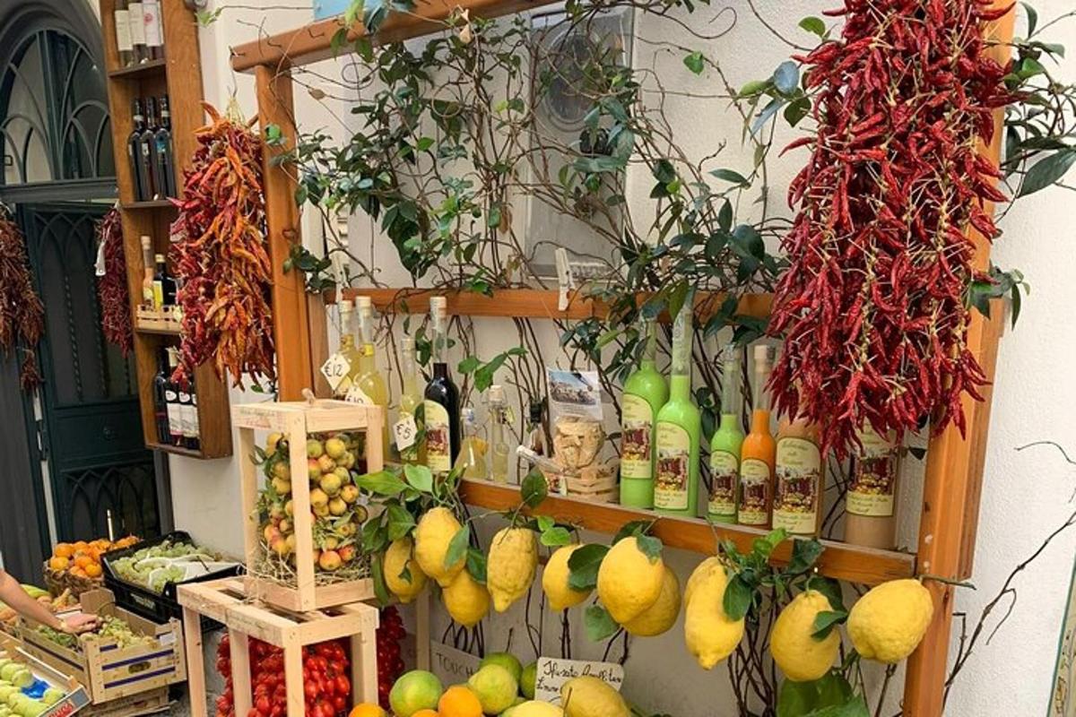 Una exhibición de frutas y verduras en una tienda