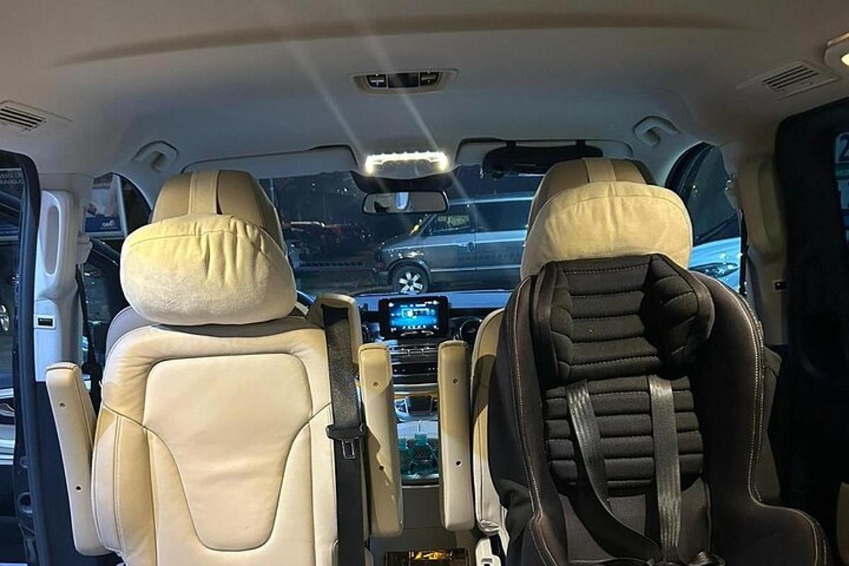zwei Personen sitzen hinten in einem Lieferwagen