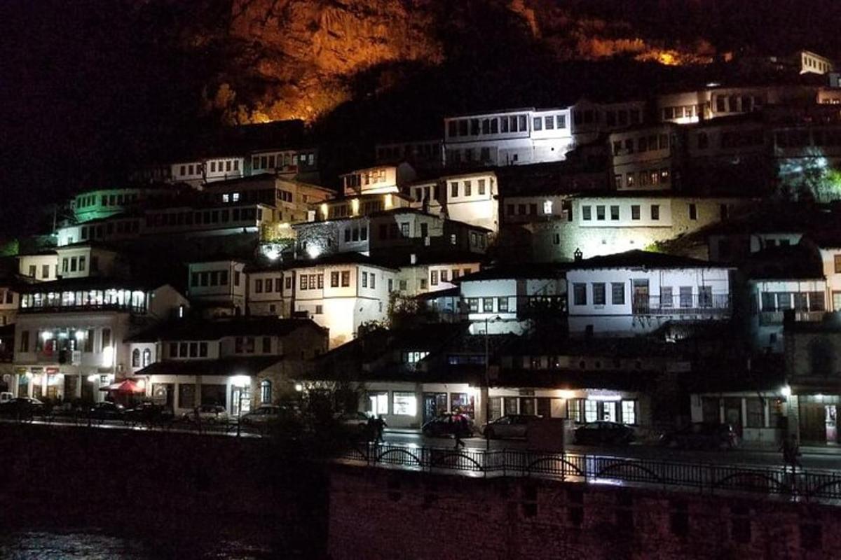 μια ομάδα κτιρίων σε έναν λόφο τη νύχτα