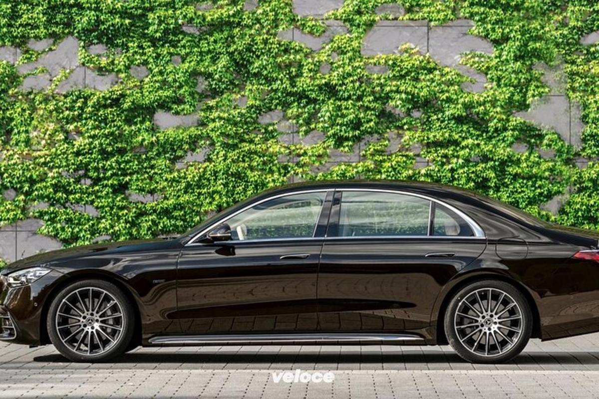 crni automobil parkiran ispred zgrade