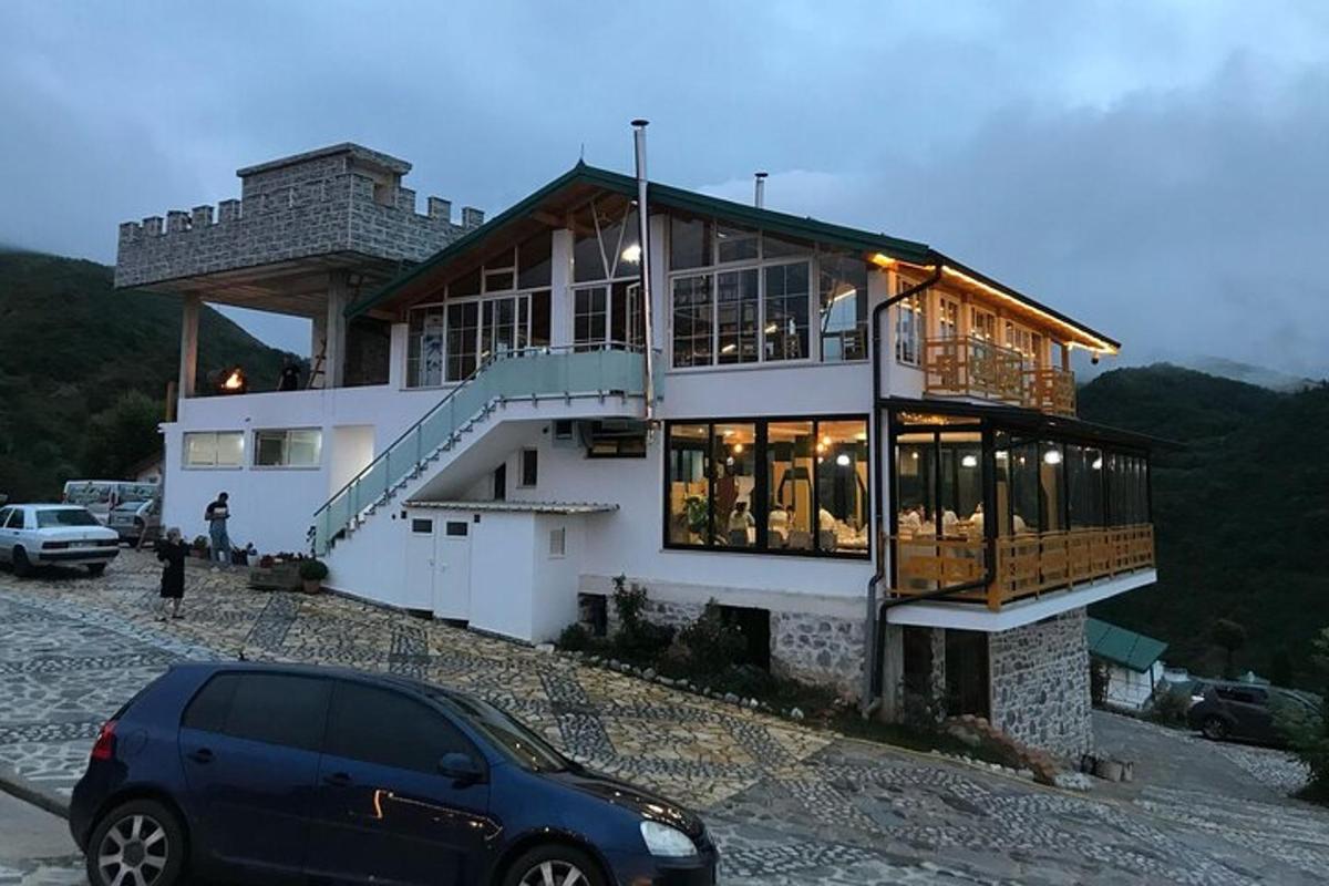 ένα σπίτι με ένα αυτοκίνητο παρκαρισμένο μπροστά του