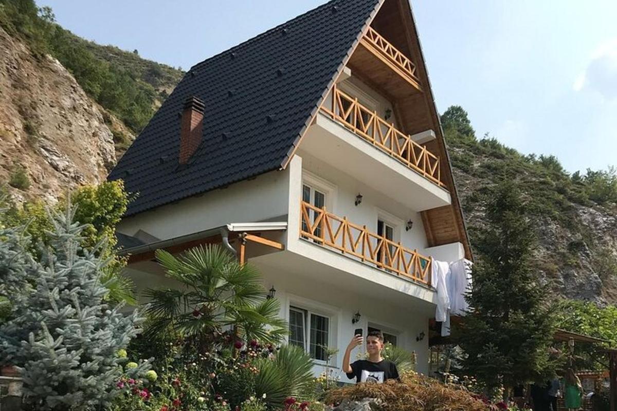 um homem parado em frente a uma casa
