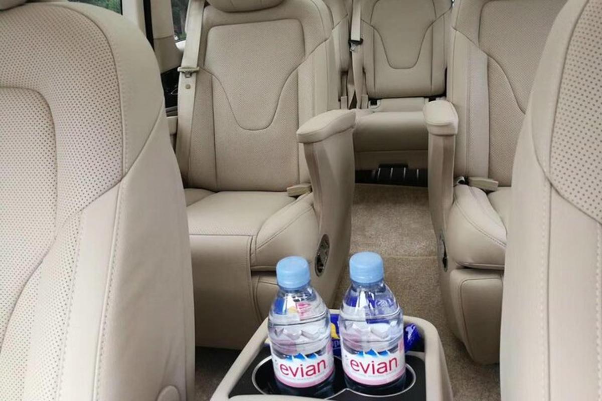 zwei Flaschen Wasser auf dem Rücksitz eines Autos