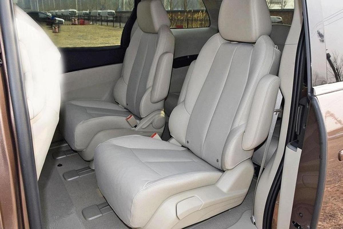 eine Sitzreihe im Fond eines Autos