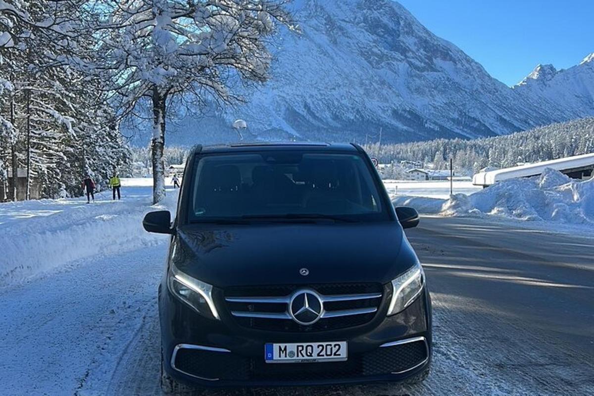 un cotxe negre aparcat en una carretera a la neu