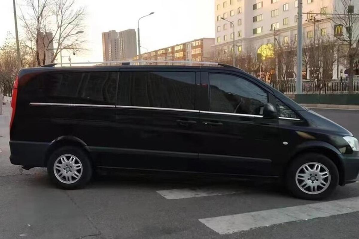 черный фургон, припаркованный на парковке