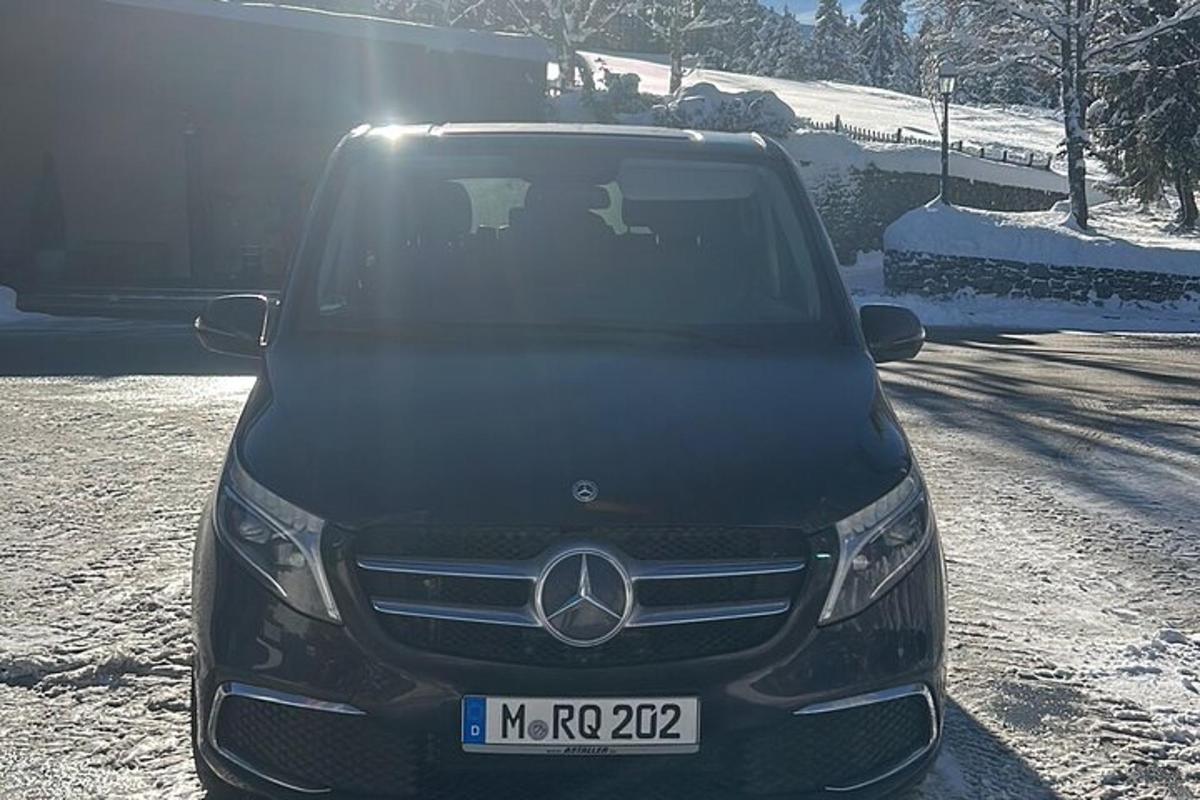 must auto pargitud lumega kaetud teele