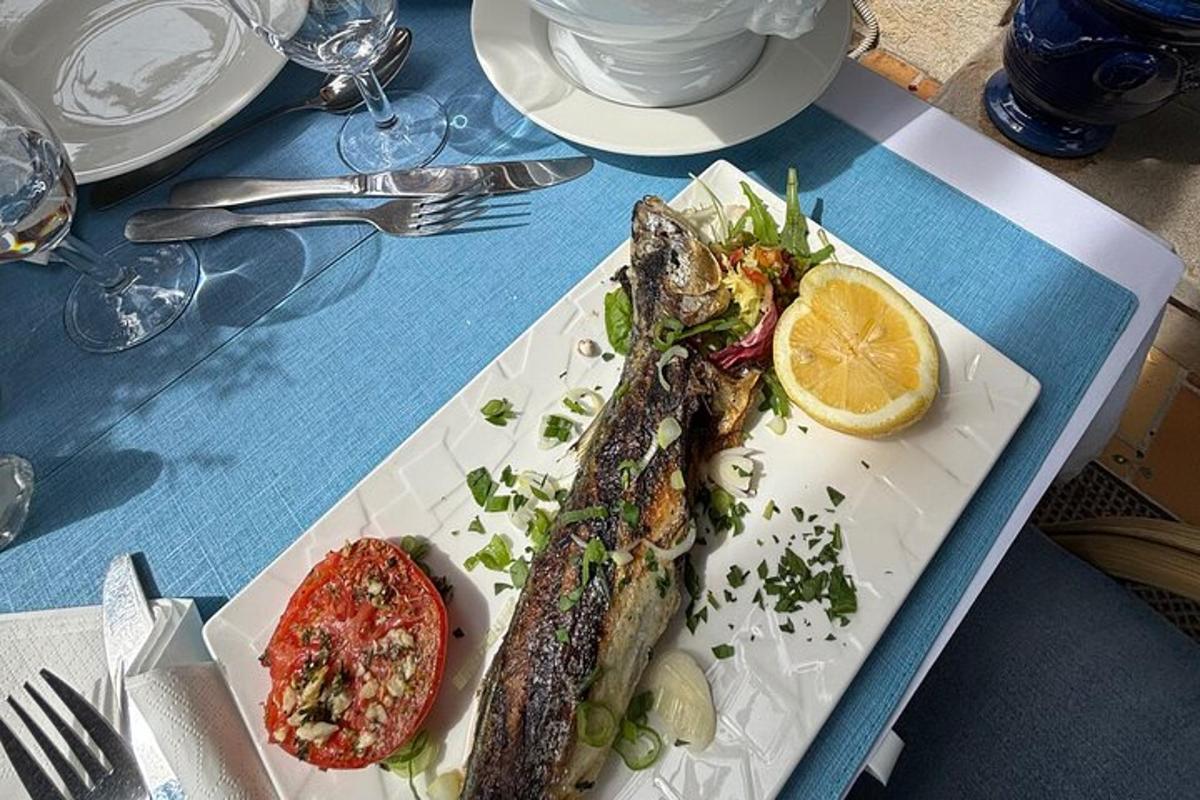 krožnik rib in limona na mizi