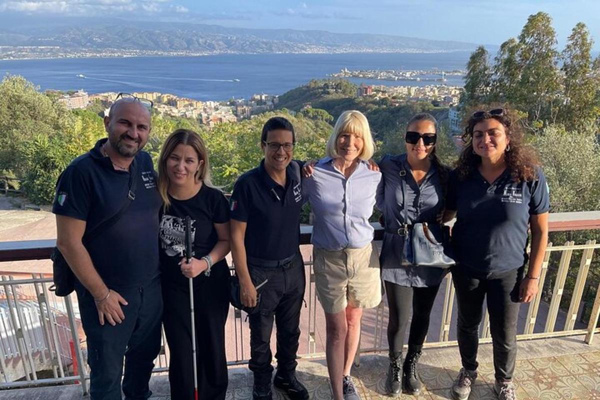 um grupo de pessoas posando para uma foto em uma varanda
