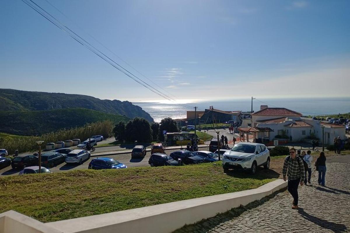 skupina aut zaparkovaných na parkovišti