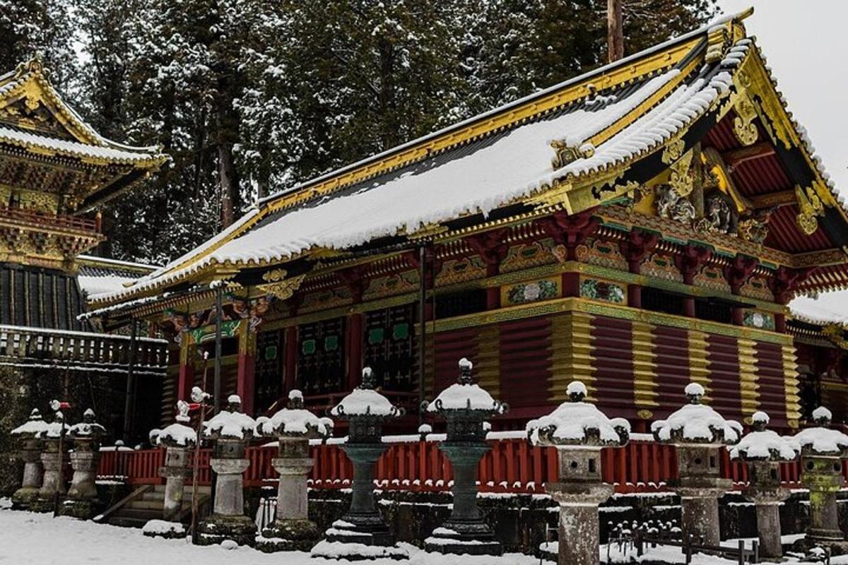 un edificio con la neve sul tetto