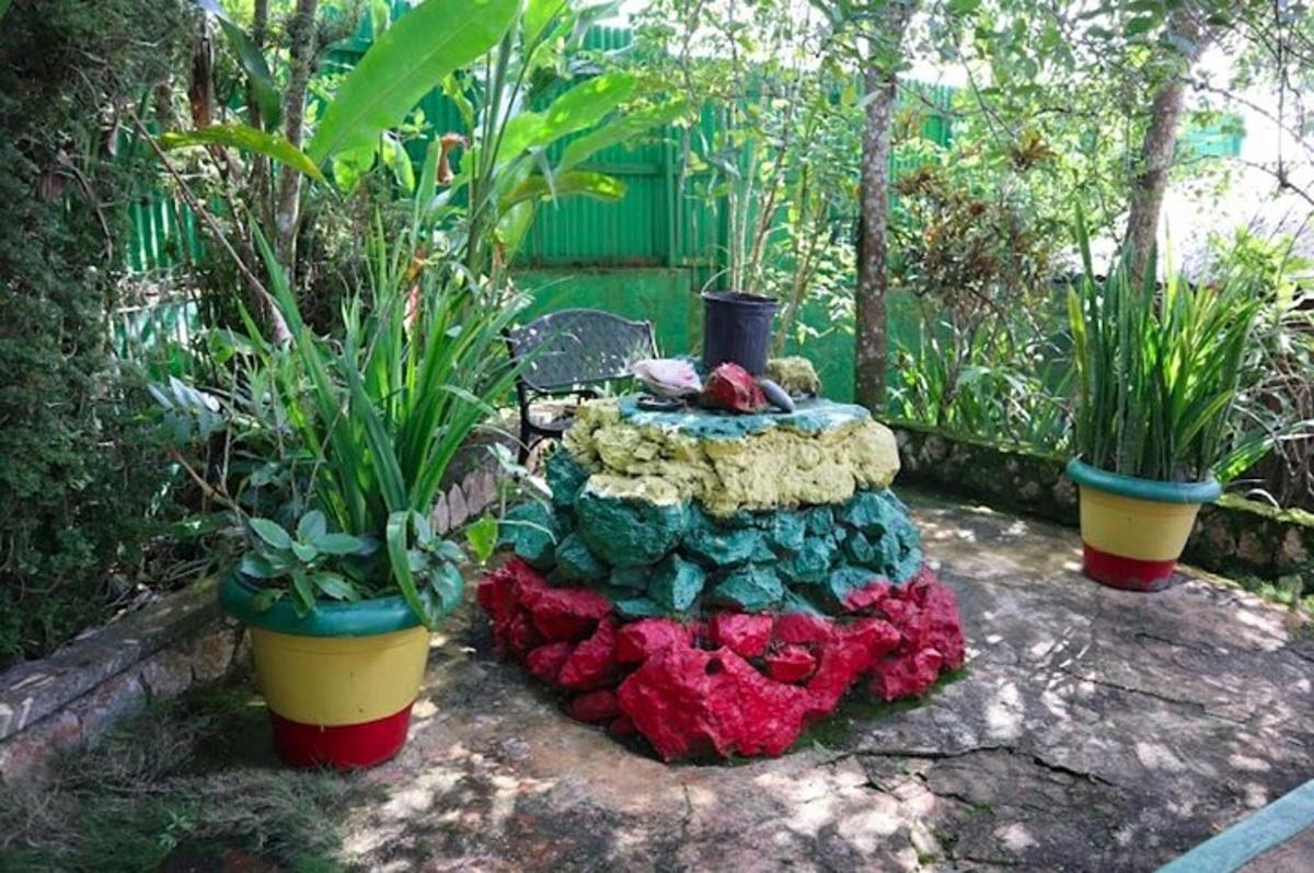 un giardino con un tavolo con delle piante dentro