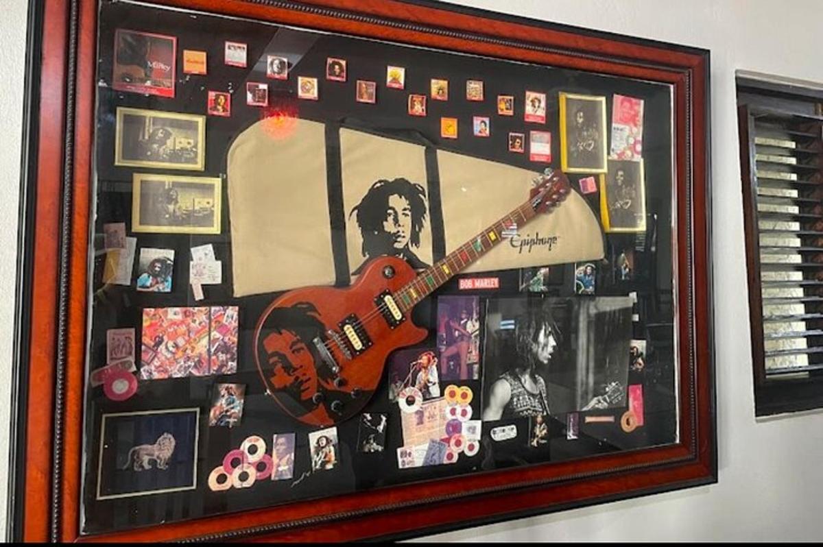 un'immagine di una chitarra appesa a un muro