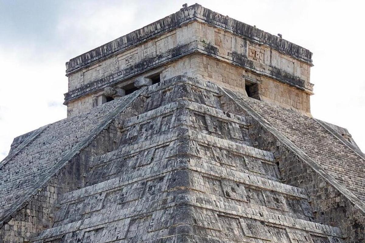una vista della cima di una piramide